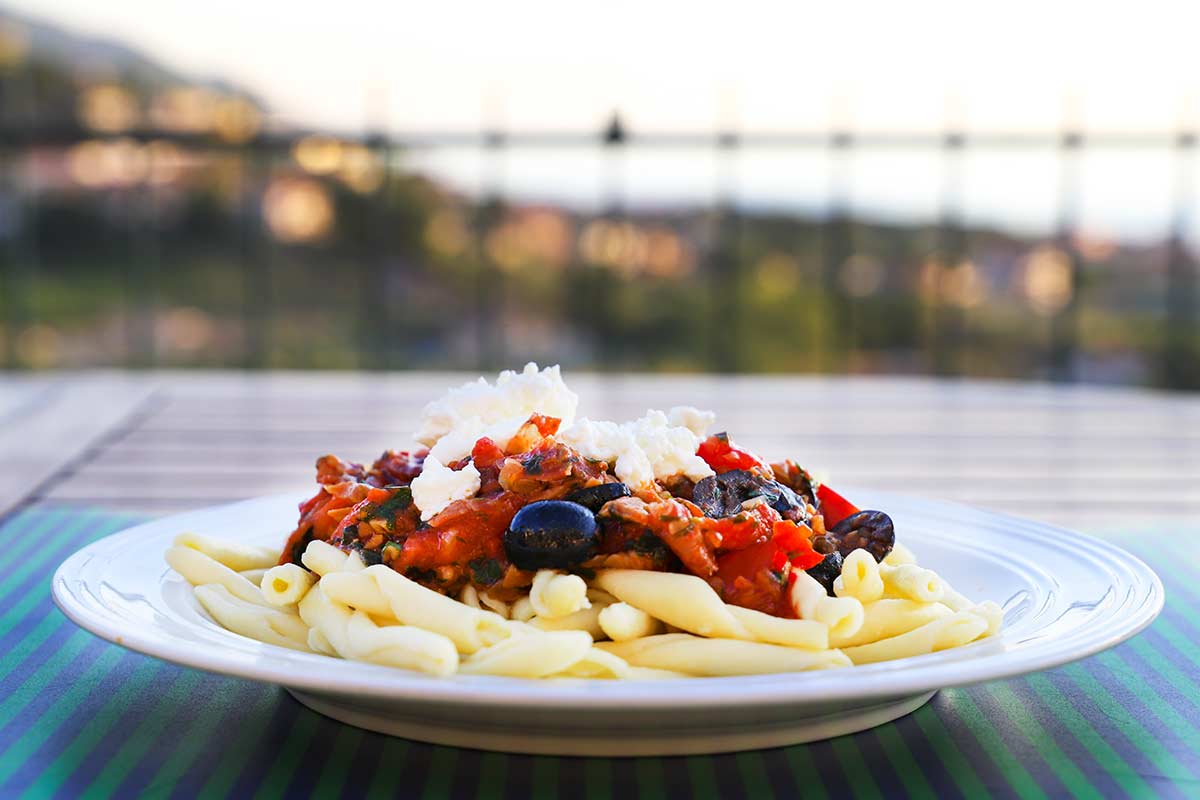 Foto von einem Teller mit Fusilli alla Paesana mit Sauce und Ricotta.