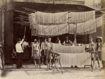 Altes Foto einer Maccheroni-Fabrik in Neapel.