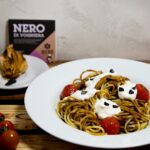 Ein Teller Spaghetti mit schwarzem Knoblauch aus Voghiera.
