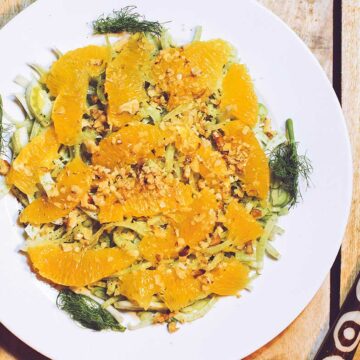 Teller mit Orangen-Fenchel-Salat mit Walnüssen.