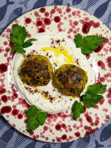 Palästinensische Fisch-Kofta mit Joghurt und Sumach