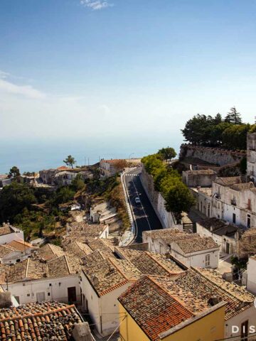 Blick über die Dächer von Monte Sant'Angelo zum Meer