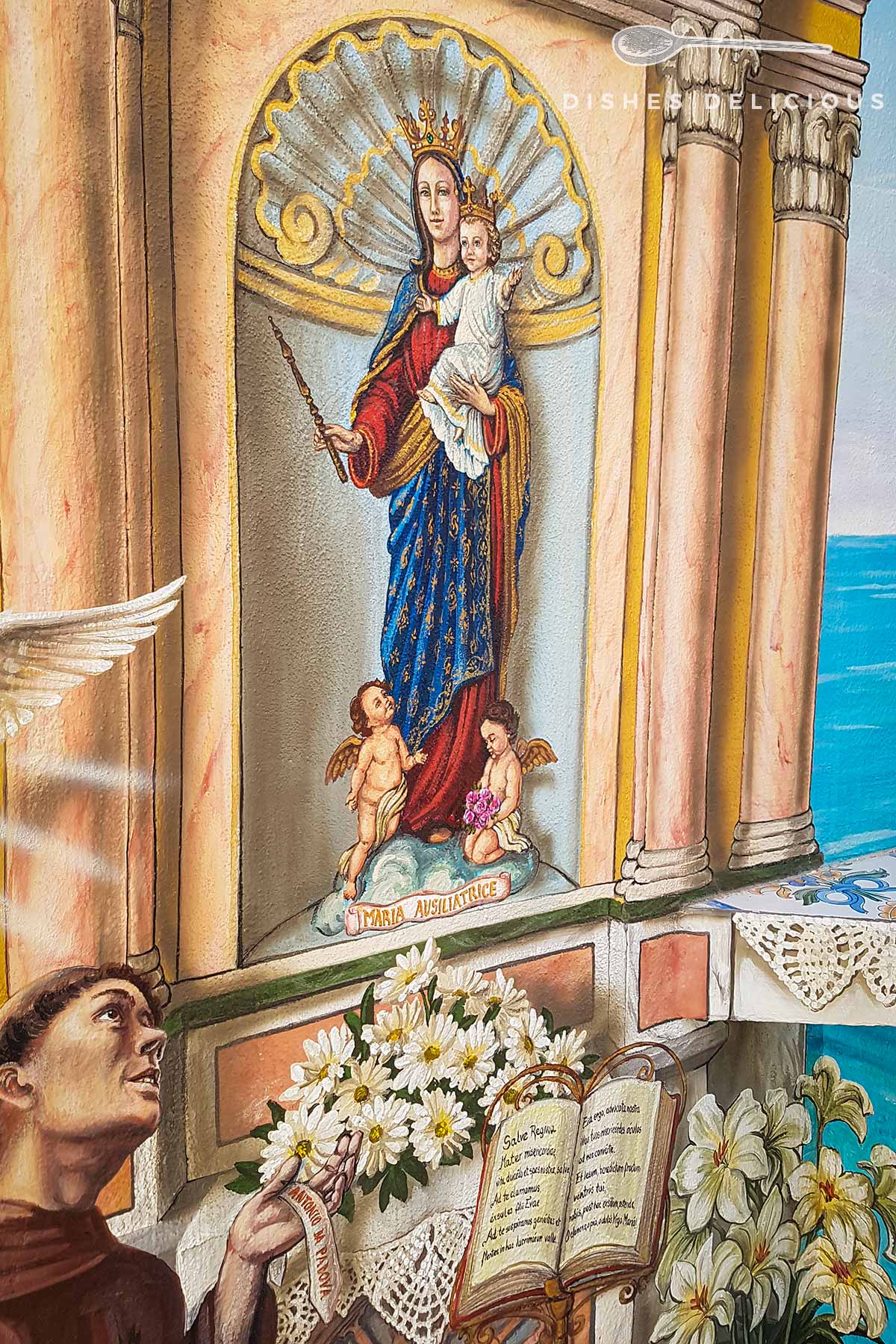 Religiöse Wandmalerei in Peschici mit einem Mönch, der zur Maria aufblickt.