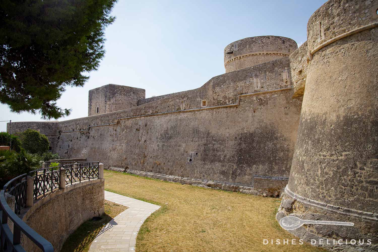 Die massiven Burgmauern des Castello von Manfredonia.