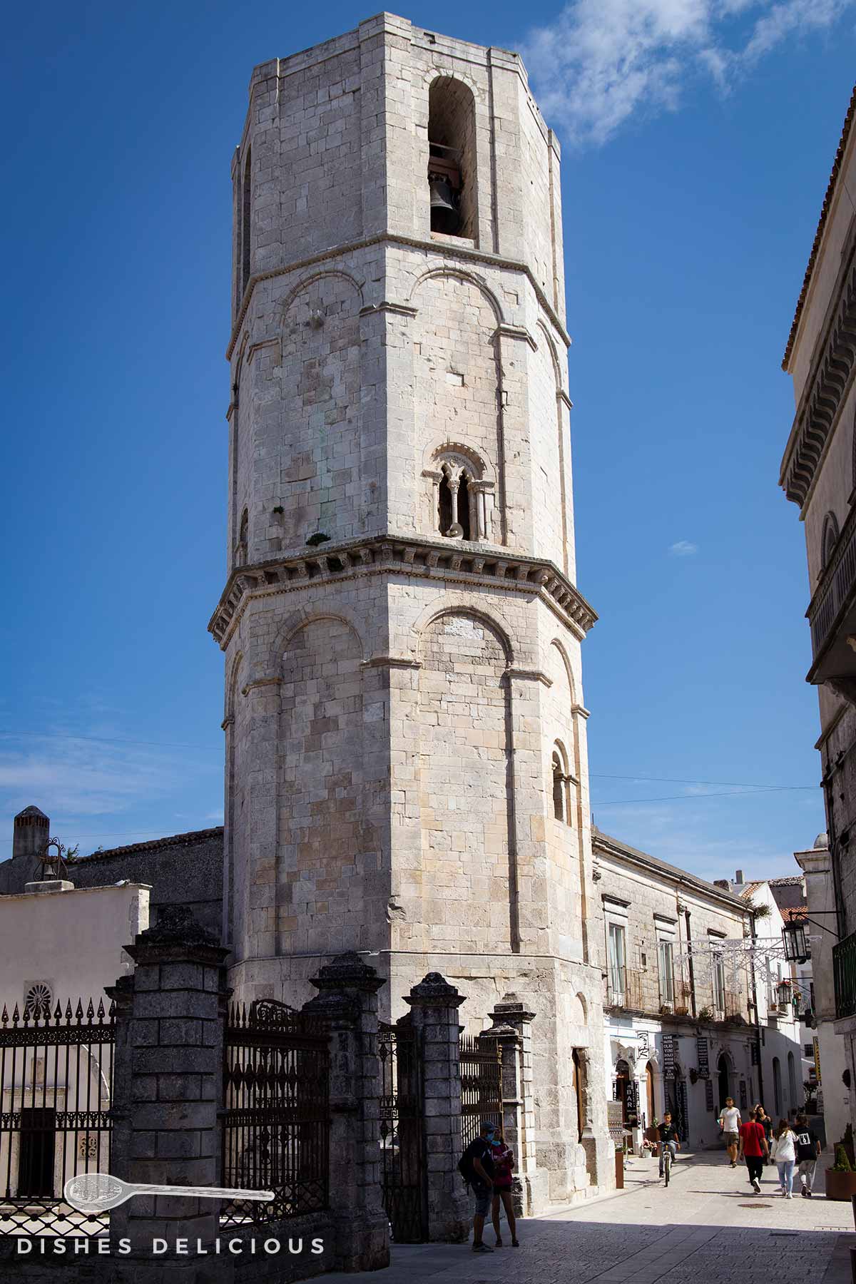 Der Glockenturm der Basilica di San Michele.