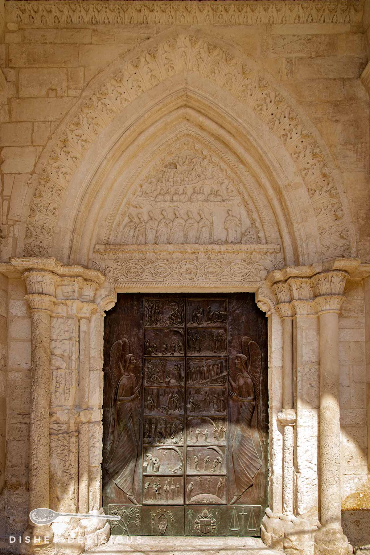 Kunstvoll gearbeites Portal der Basilica mit Steinverzierungen.