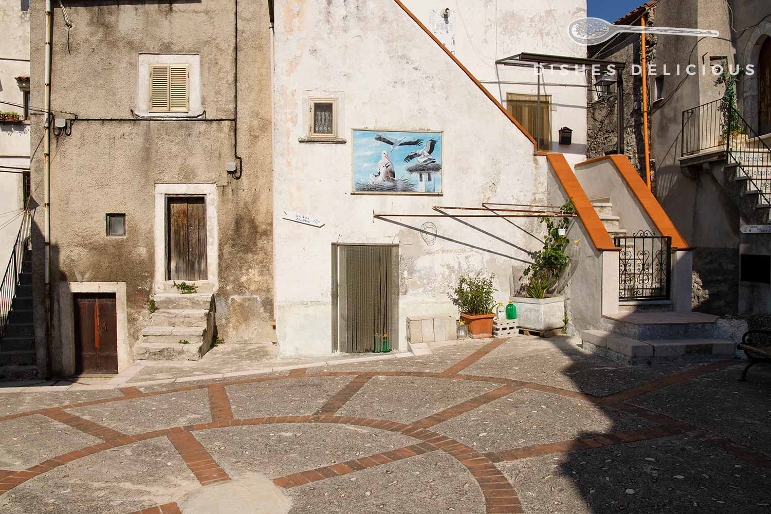 Largo Terra in Vico del Gargano: ein uriger Platz und mit Bildern geschmückte Häuser.