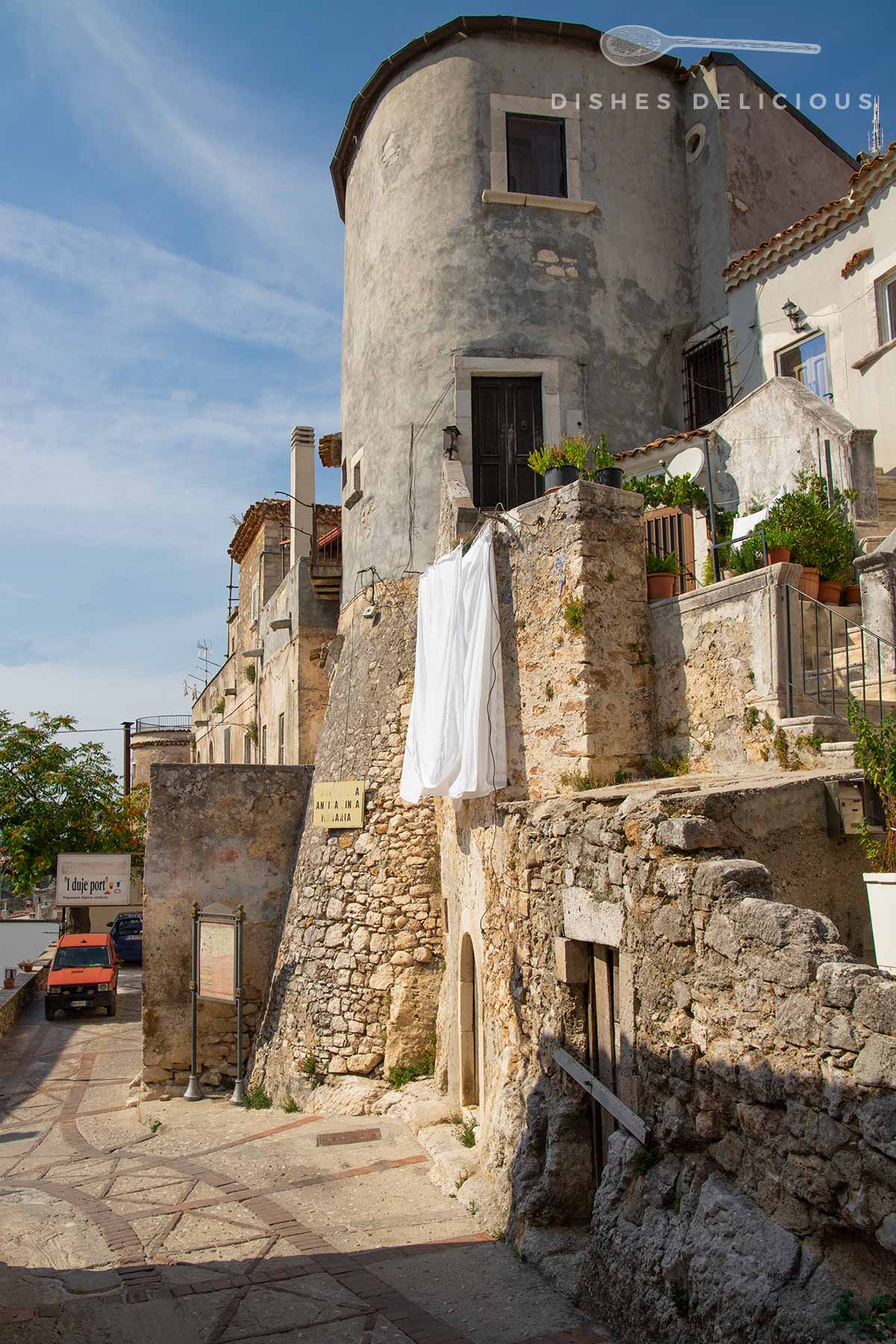 Stadtmauer mit Turm in Vico del Gargano.