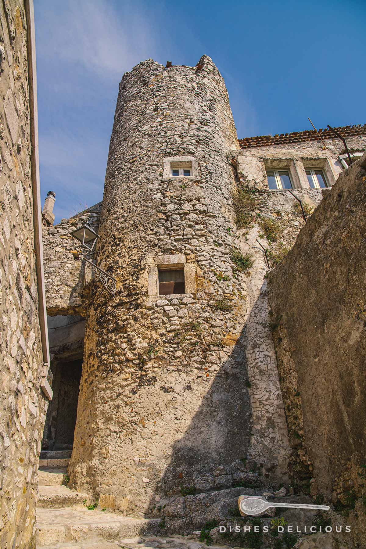 Ein alter Turm in der Stadtmauer von Vico del Gargano.