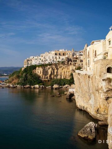 Die Altstadt von Vieste auf einem Felsen, darunter das Meer.