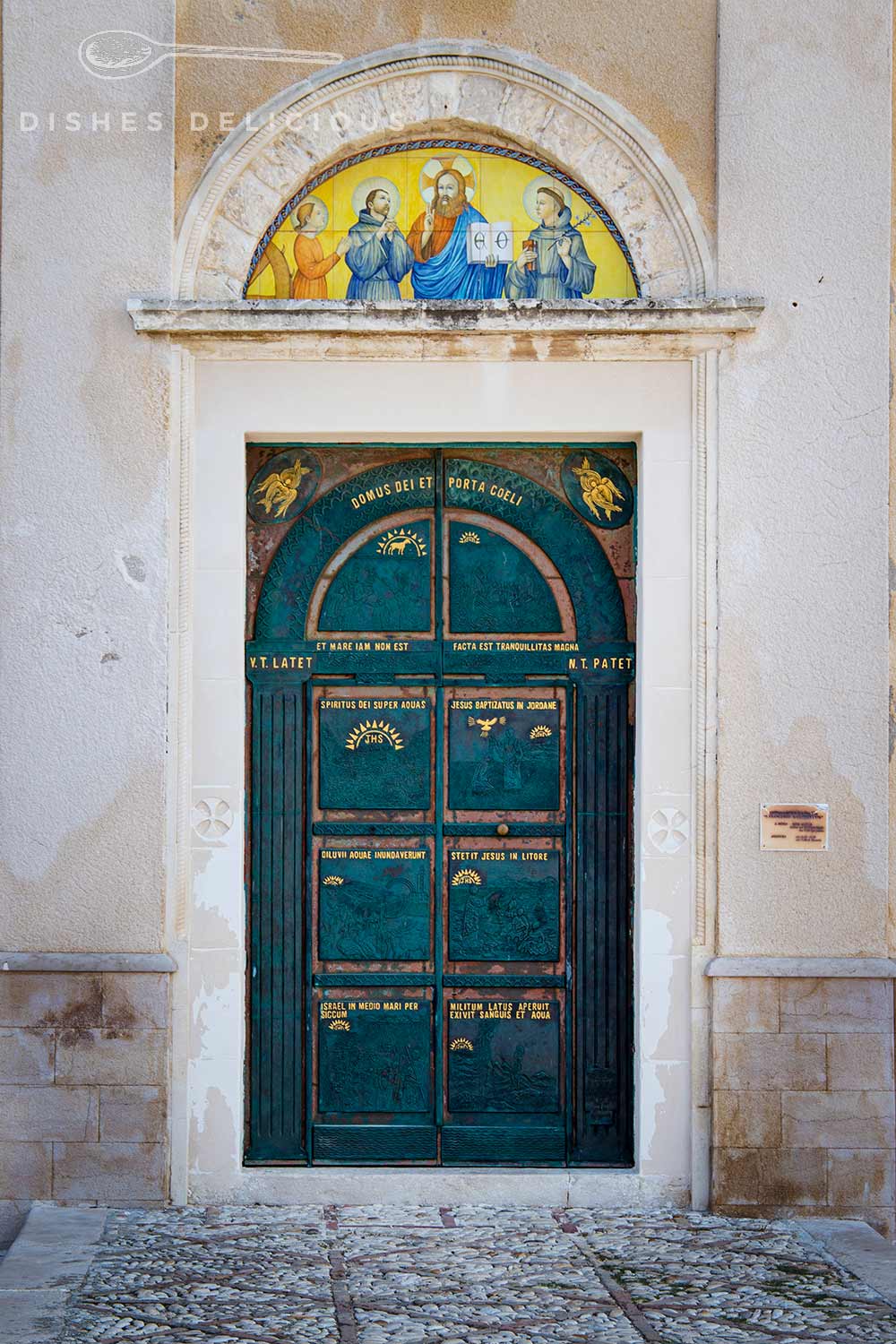 Kunstvolles Portal der Chiesa San Francesco in Vieste.