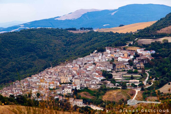 Panoramablick auf das Dorf Alberona.