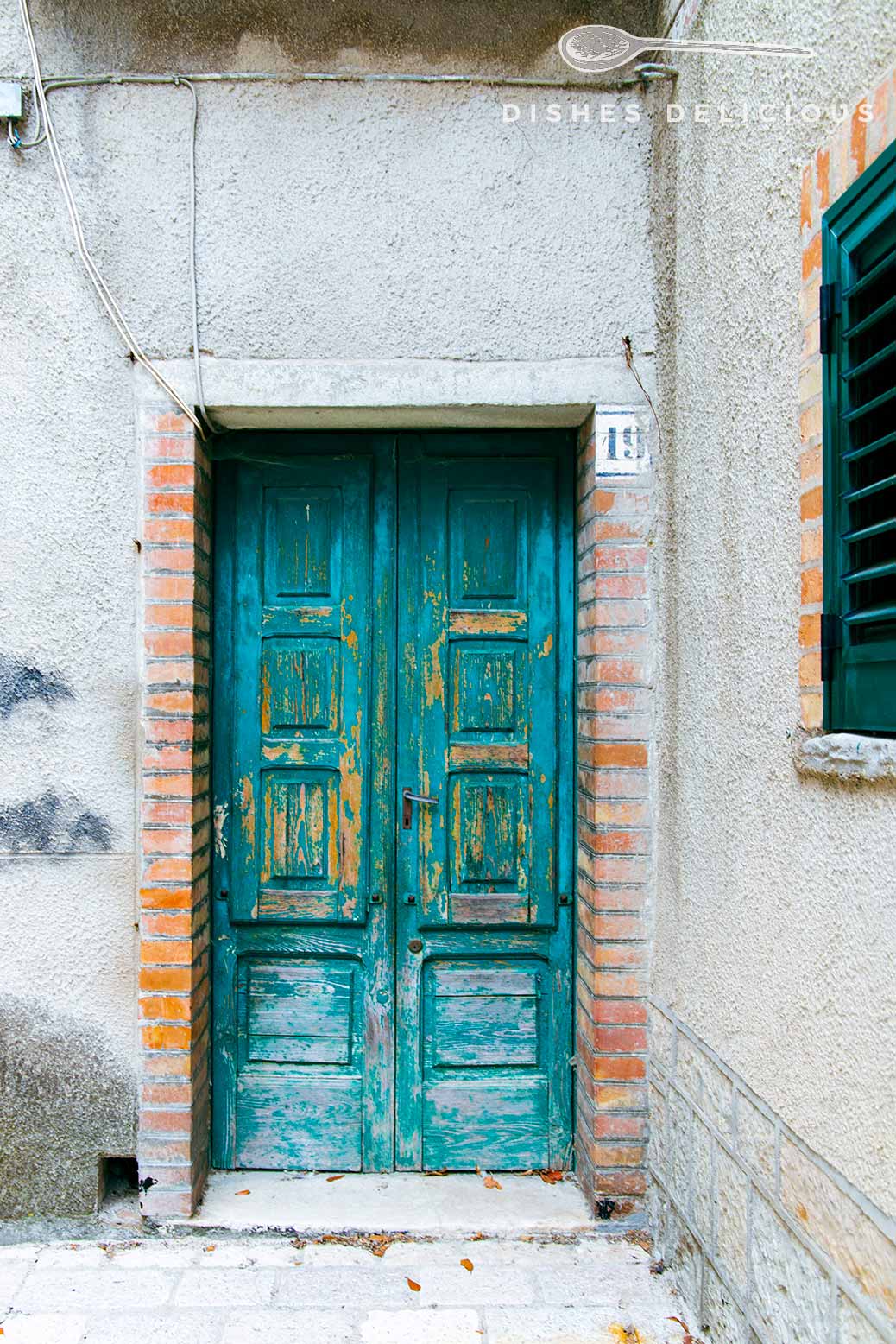 Tür mit abblätternder Farbe in der Altstadt von Alberona.