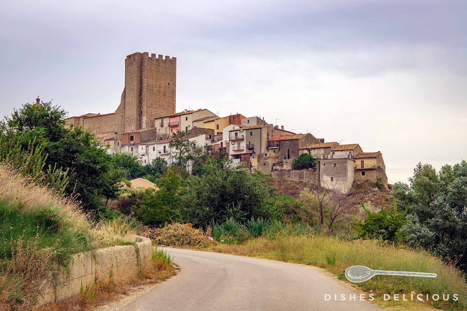 Foto des trutzigen Turms und der Altstadt von Pietramontecorvino.