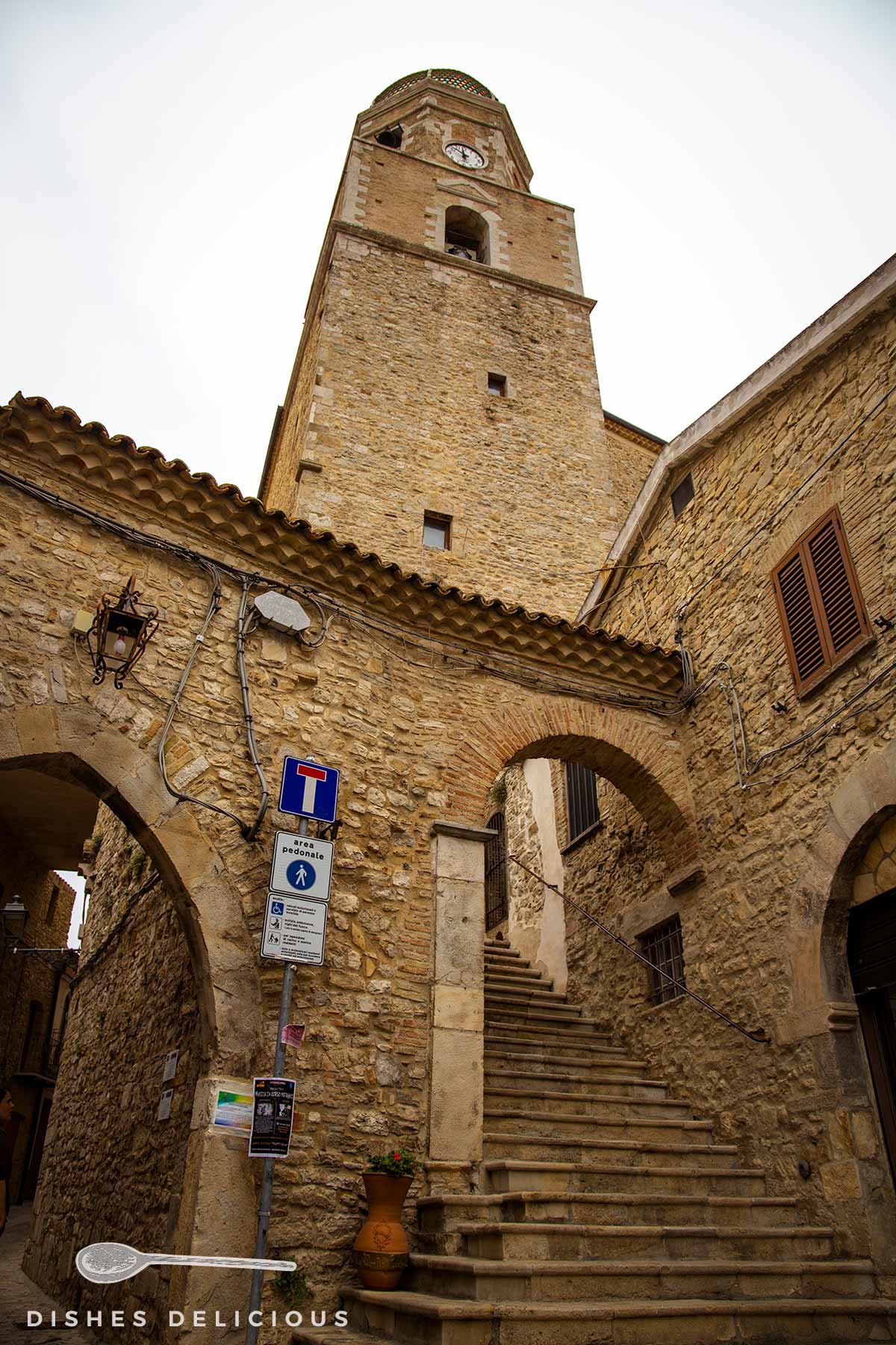 Das Eingangstor zur Altstadt und die Mutterkirche von Pietramontecorvino.