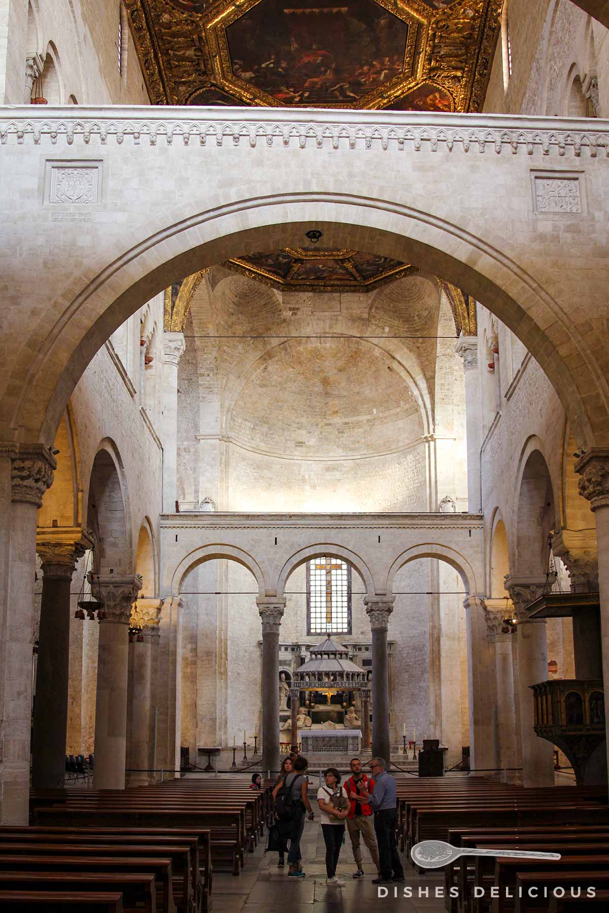 Das säulengeprägte Hauptschiff der Basilica San Nicola mit der prunkvoll verzierten Holzdecke.
