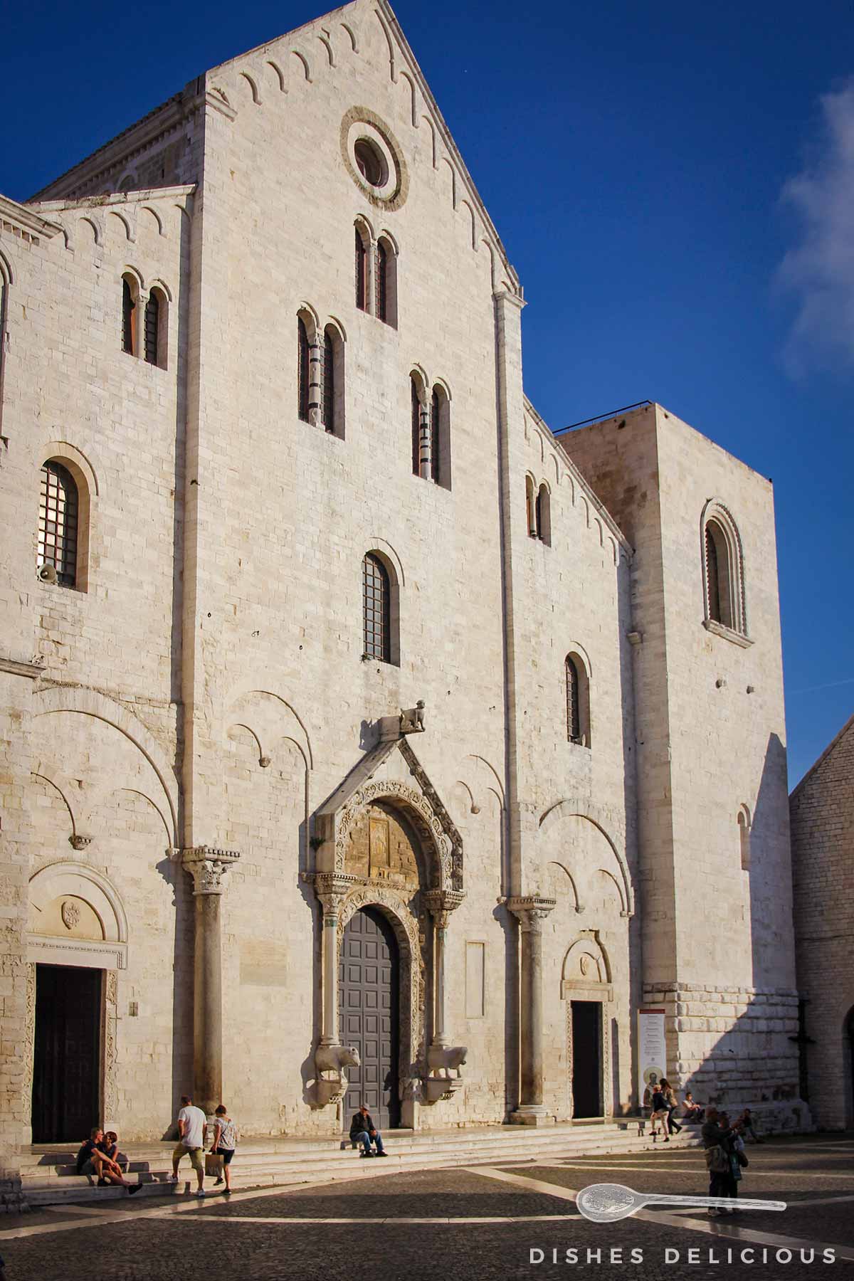 Die Hauptfassade der Basilica San Nicola.