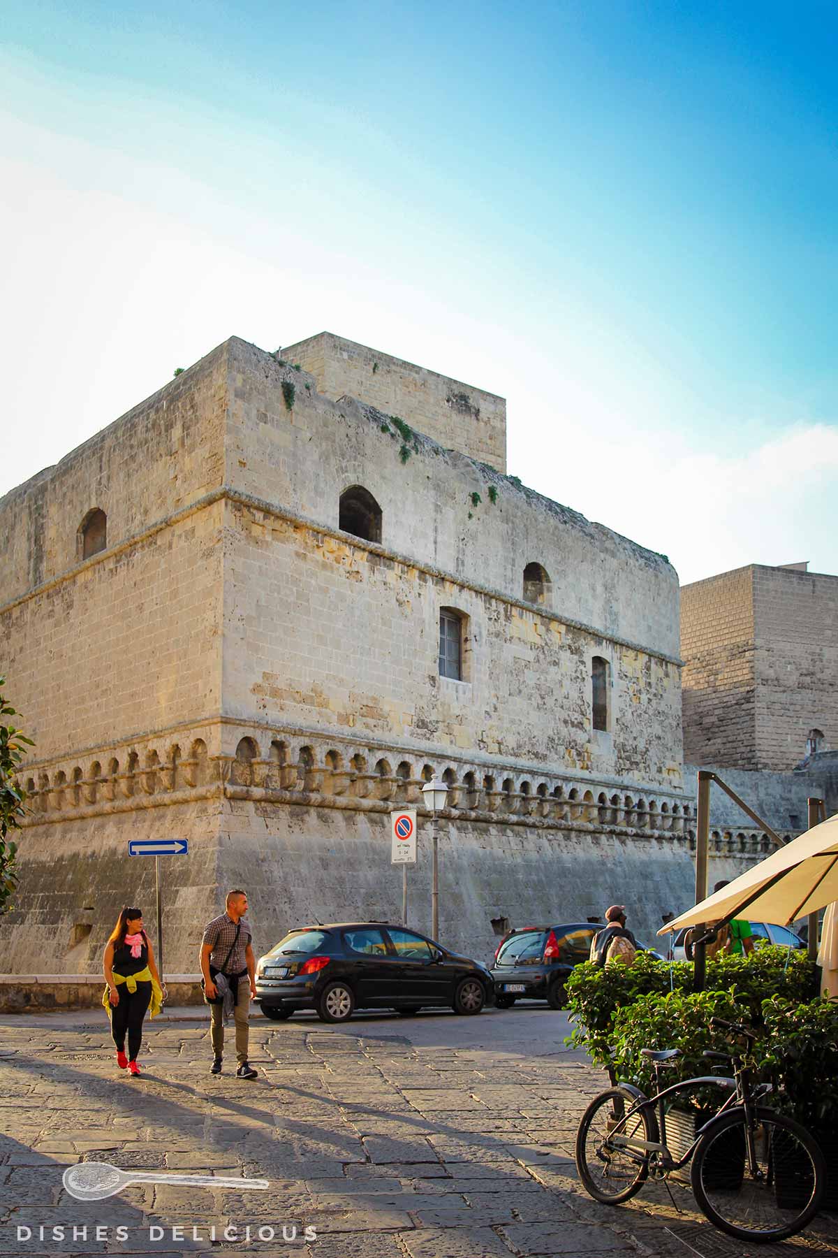 Seitenansicht der mächtigen Burg von Bari.