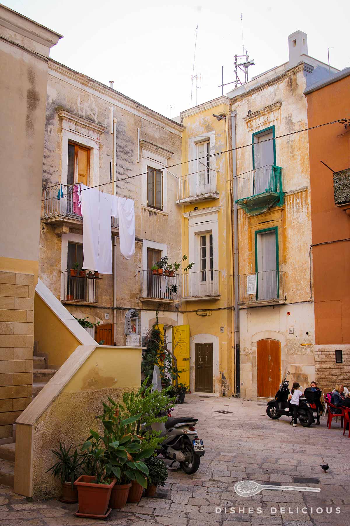 Häuserensemble in der Altstadt von Bari.