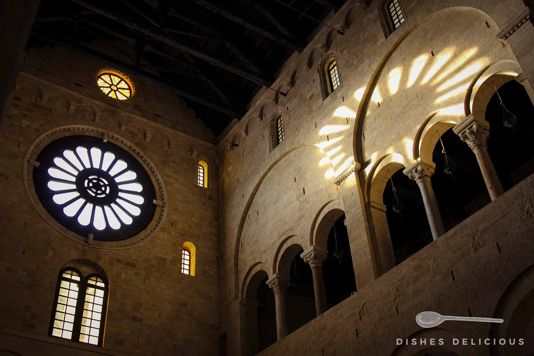 Lichtspiel der Kirchenfenster in der San Sabino-Kathedrale