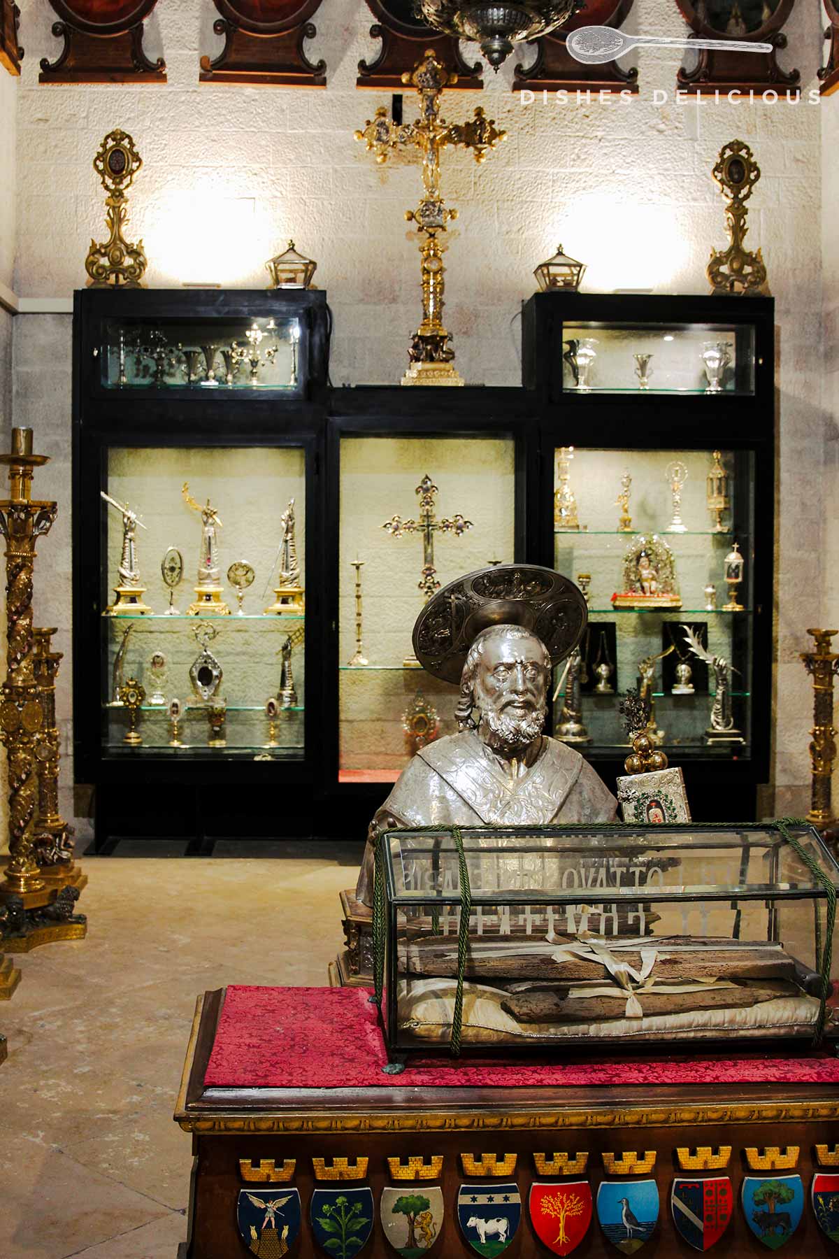 Verschiedene Reliquien und kirchlicher Schmuck im Museum der Basilica San Nicola.