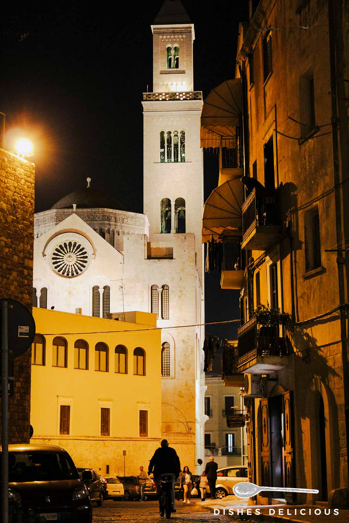 Die Rückseite der Kathedrale San Sabino mit Glockenturm am Abend.