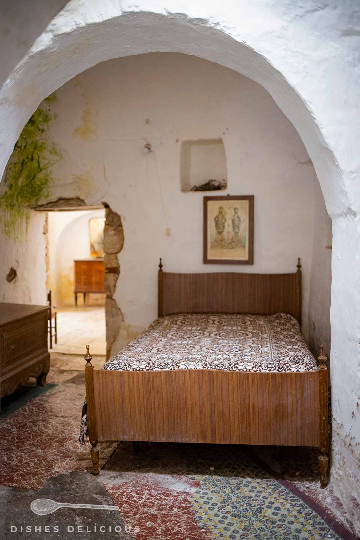 Ein Bett im Innenraum eines Trullo.