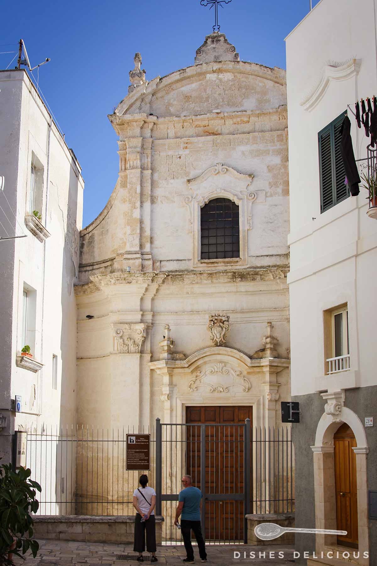 Die kleine Barockkirche Amalfitana – eingeklemmt zwischen Häusern.