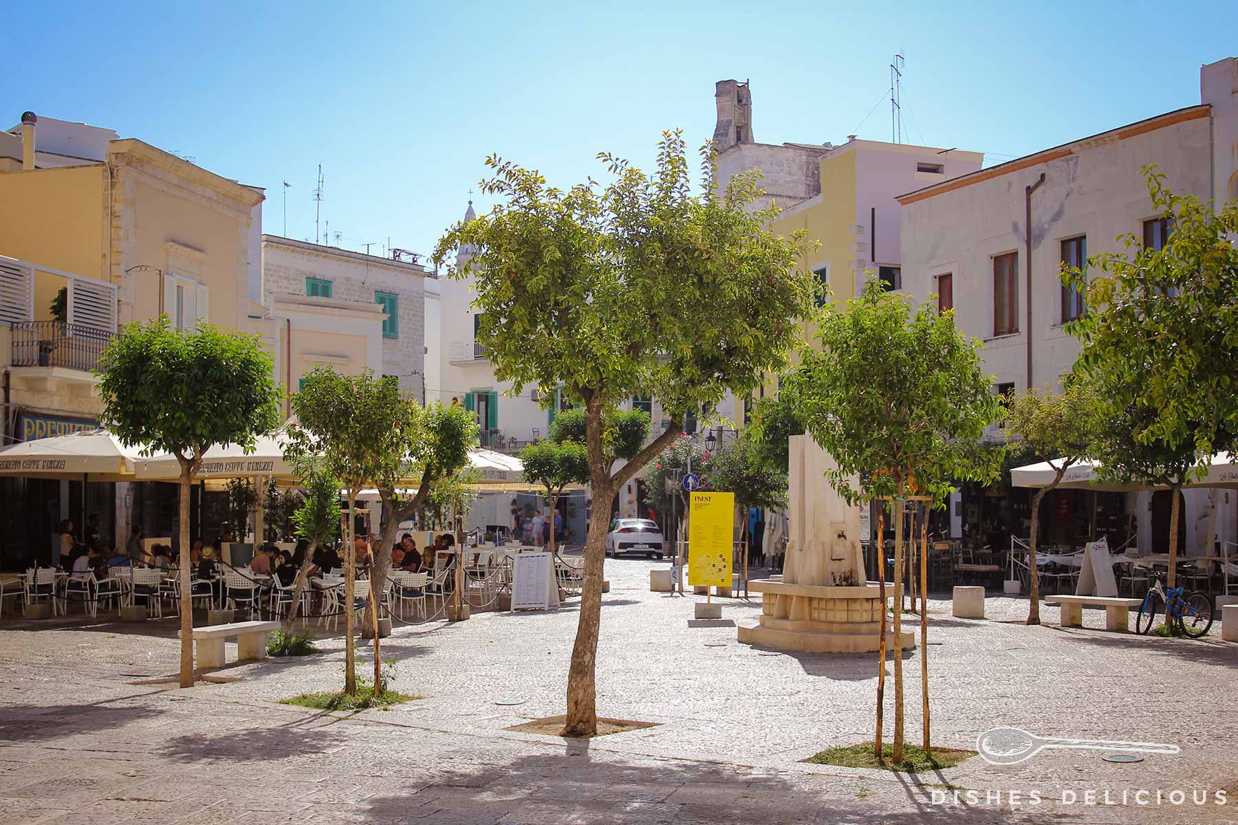 Cafés und kleine Bäumchen säumen die Piazza Garibaldi.