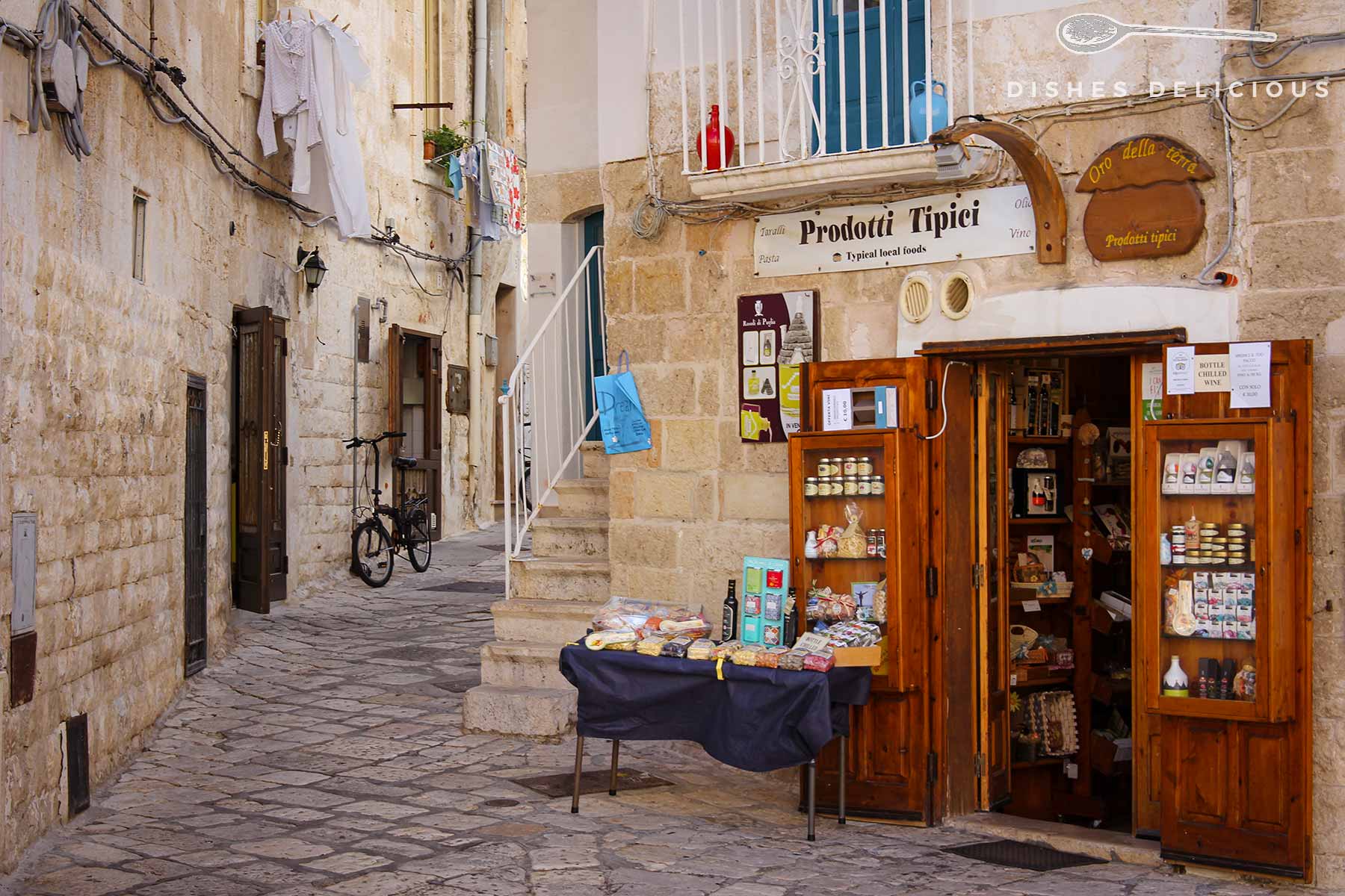 Ein kleiner Spezialitäten-Laden in der Altstadt von Polignano.