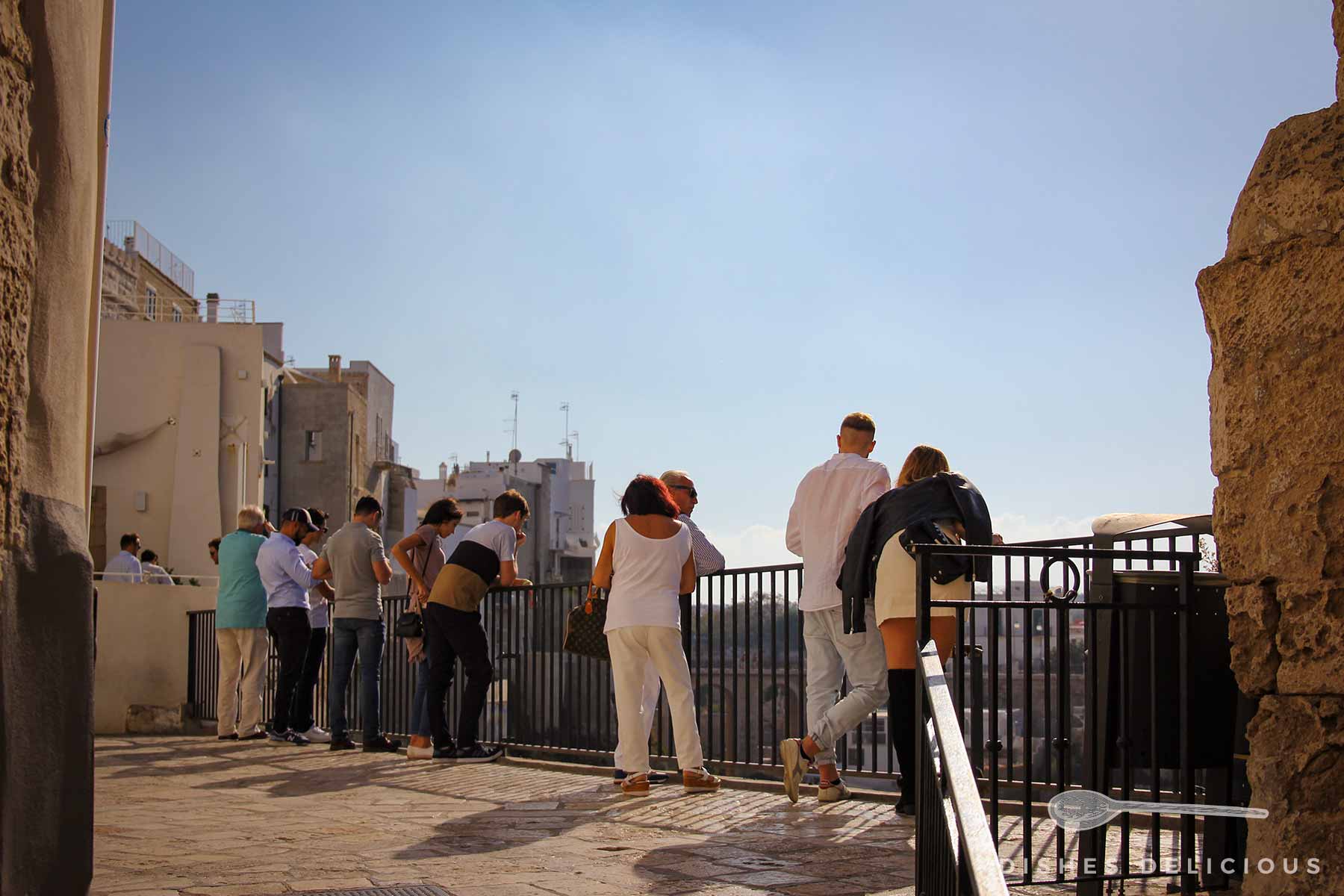 Menschen lehnen an einem Geländer und genießen die Aussicht vom Panoramapunkt