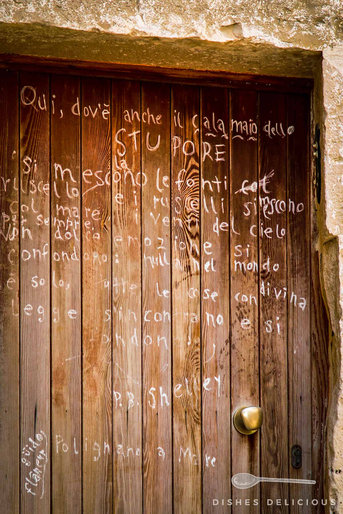 Ein handgeschriebenes Gedicht an einer Holztür.