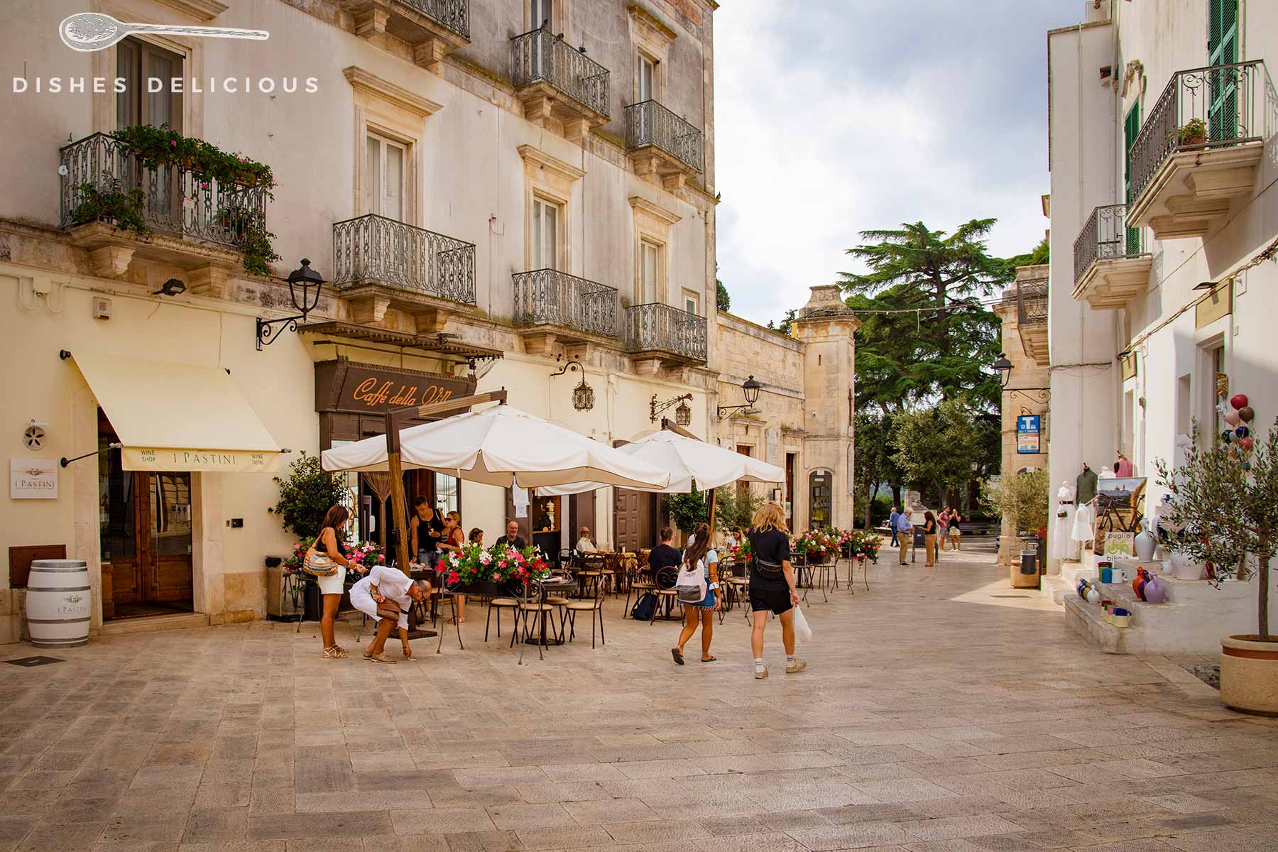 Ein Café mit Sonnenschirmen an der Piazza Vittorio Emanuele.