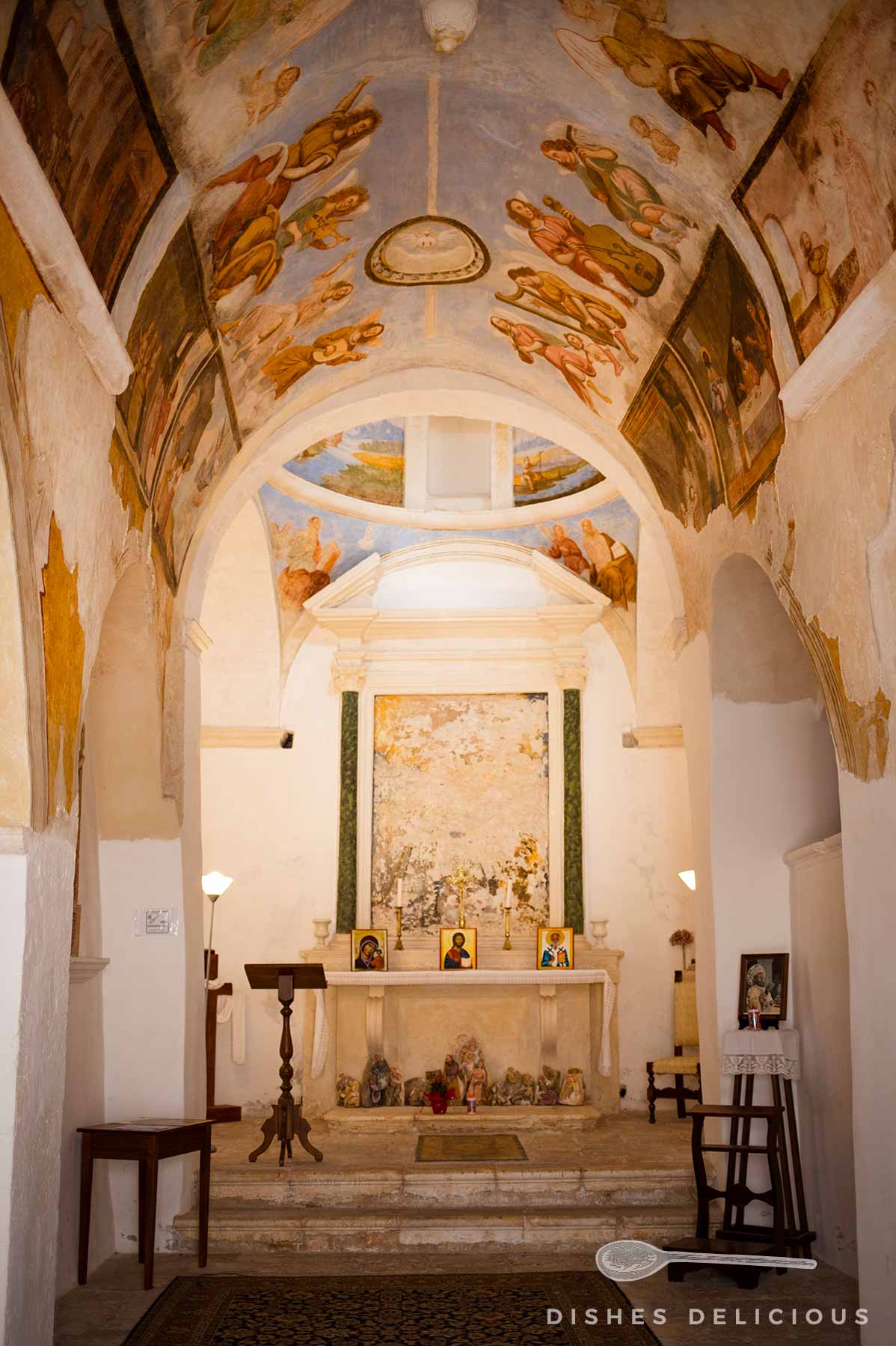 Wandbemalungen und ein Altar in der San Nicola-Kirche.