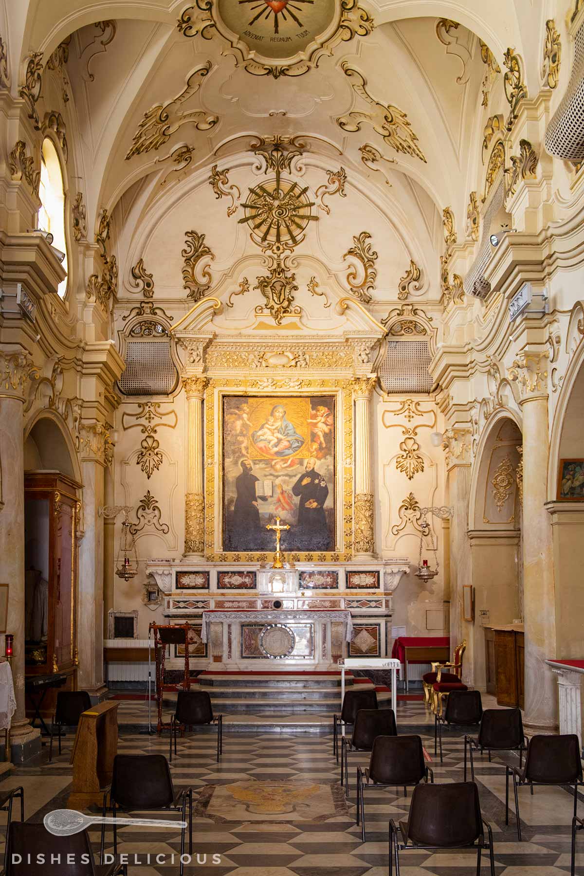 Kitschig verzierter Rokoko-Innenraum der Kirche Santa Maria della Purità.