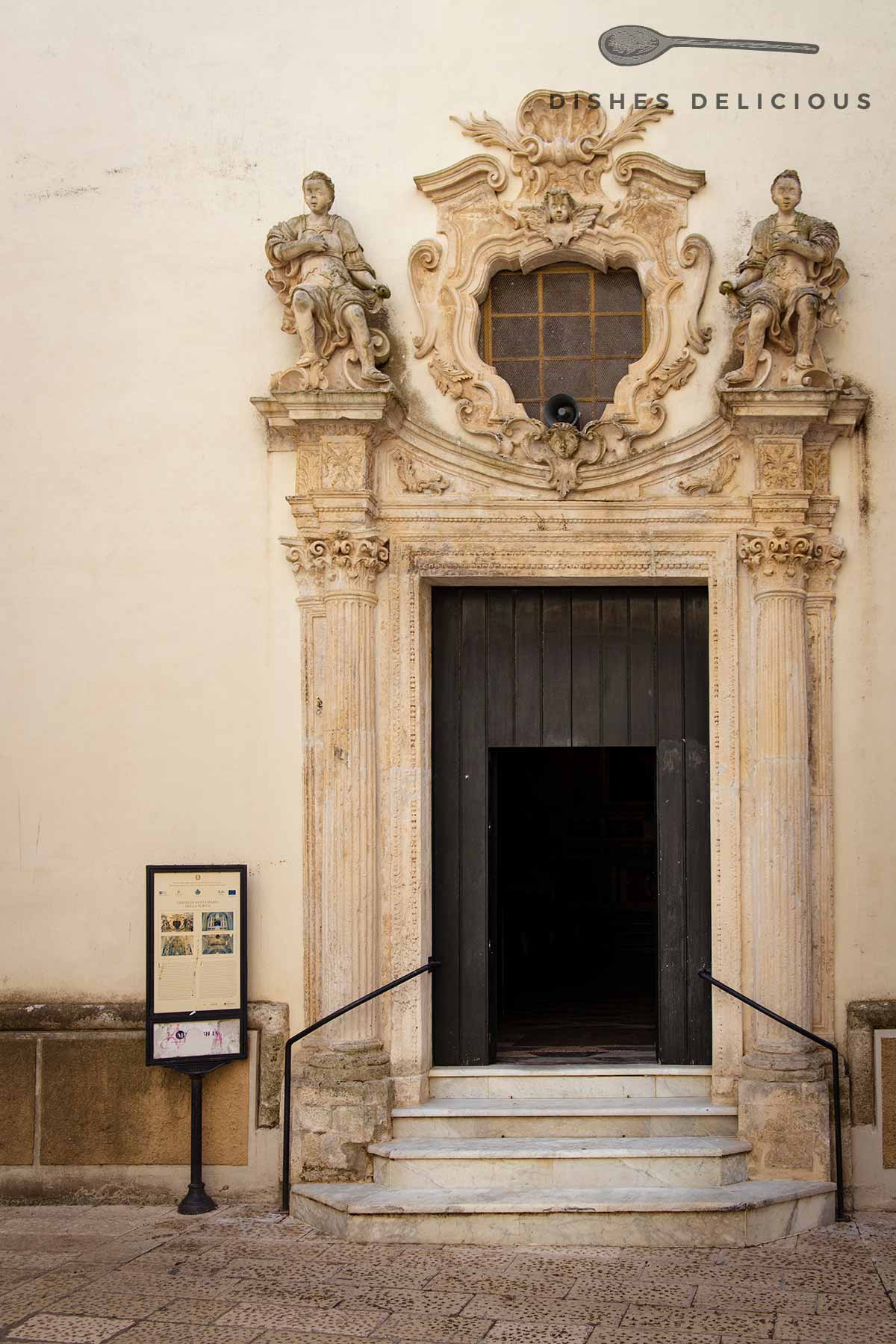 Verziertes Rokoko-Eingangstor mit zwei Statuen der Chiesa Santa Maria della Purità.