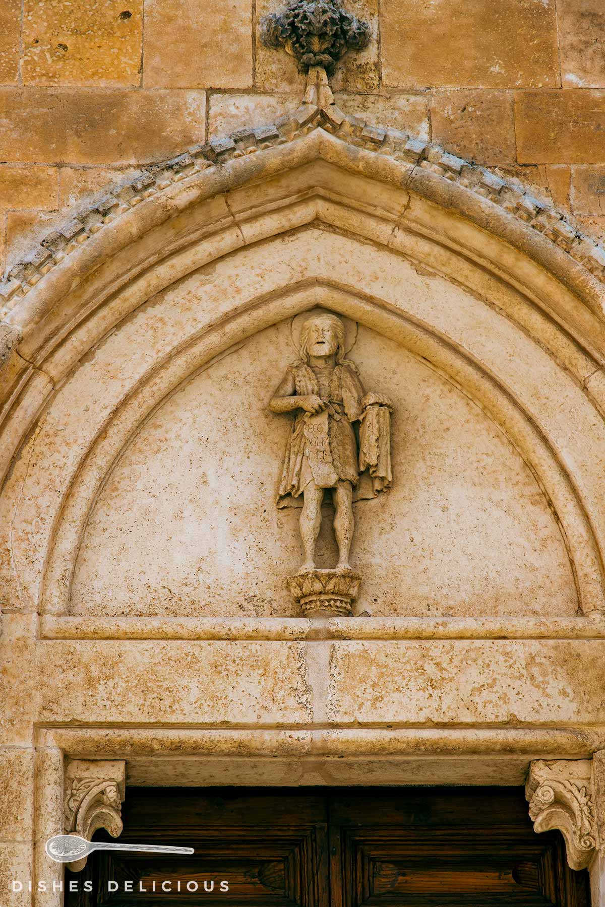 Heiligenfigur über dem Seiteneingang der Kathedrale.