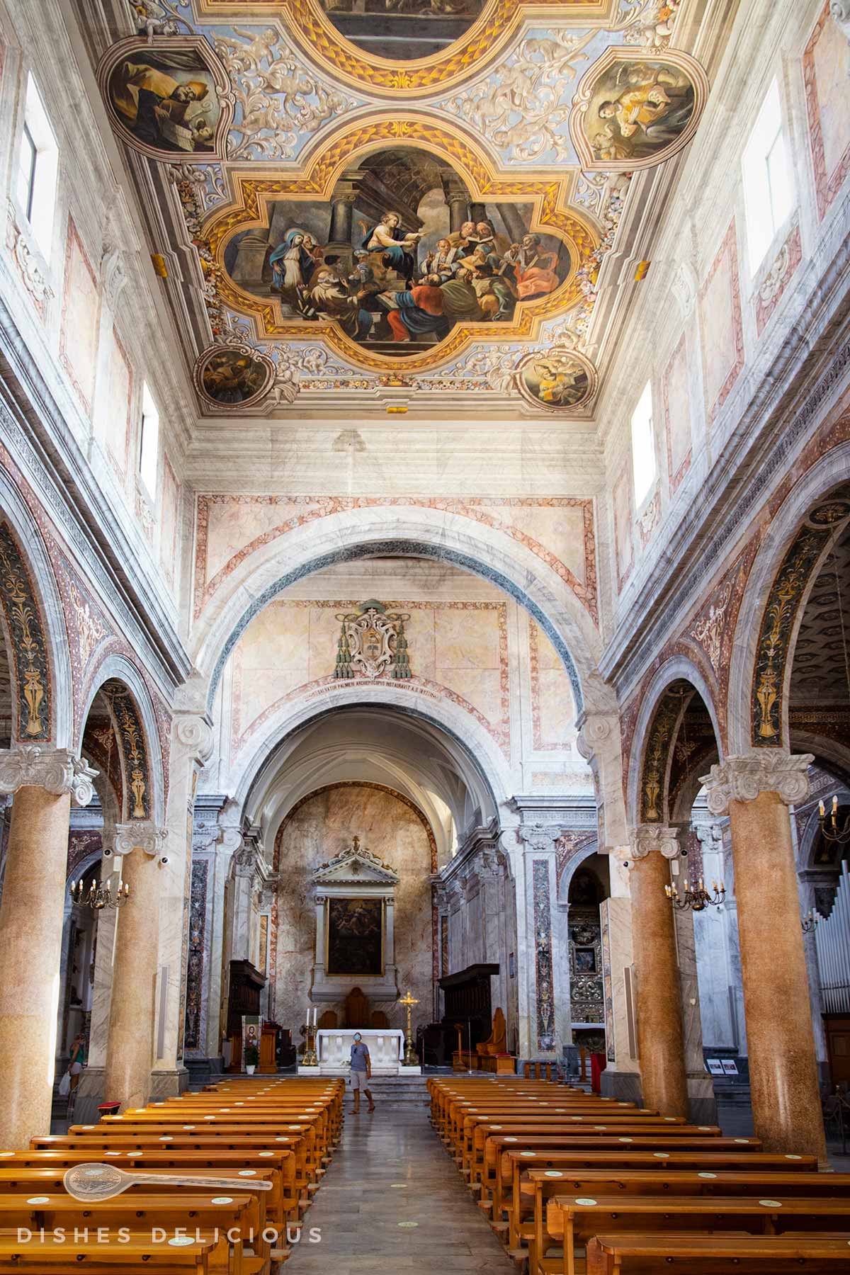 Der marmorverzierte Innenraum der Kathedrale von Ostuni mit einem großen Deckengemälde.