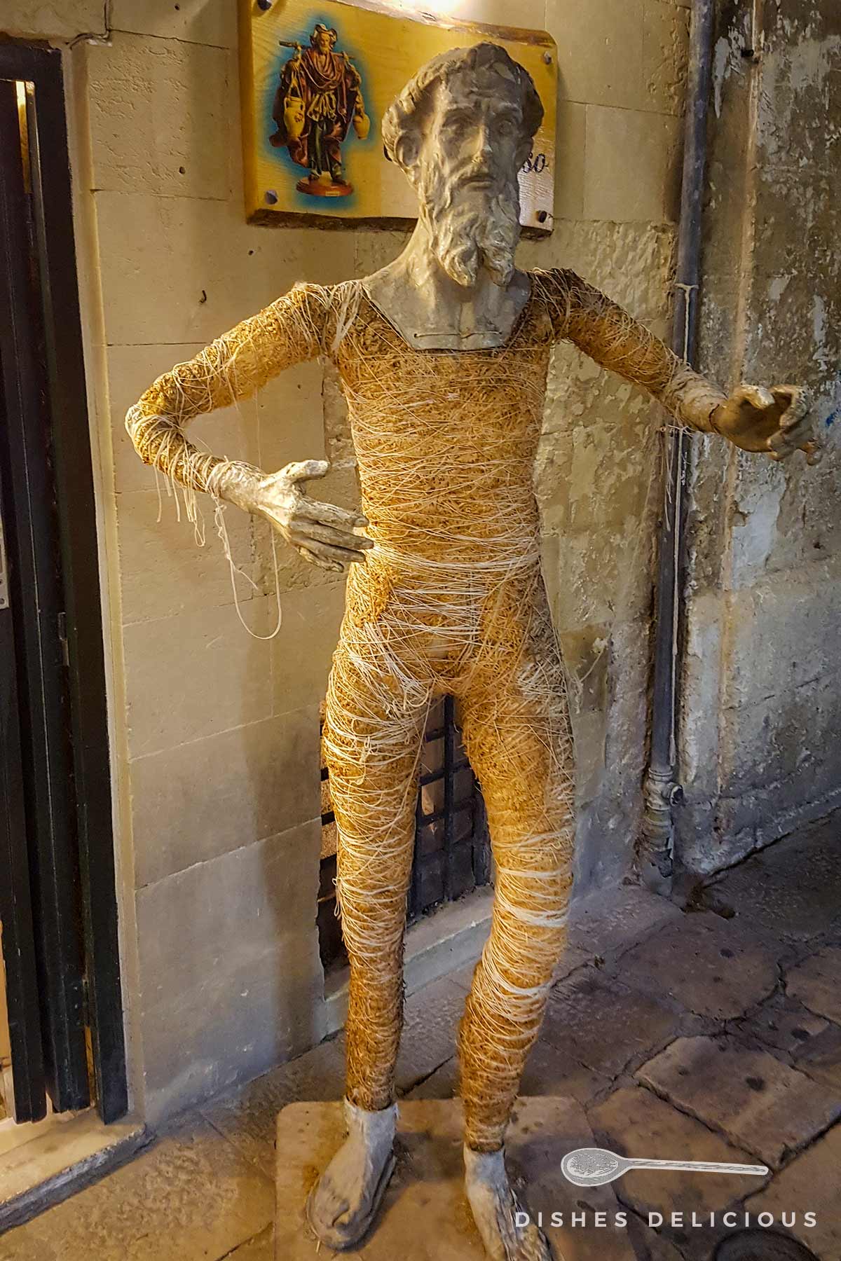 Eine menschengroße Figur aus Pappmaché.