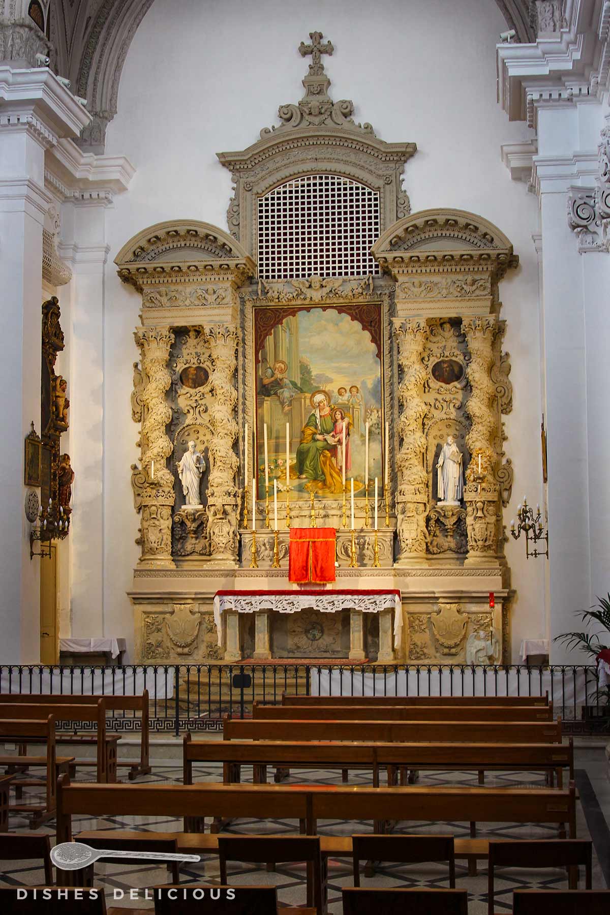 Reichlich verzierter Altar in der Chiesa di Sant’Anna.
