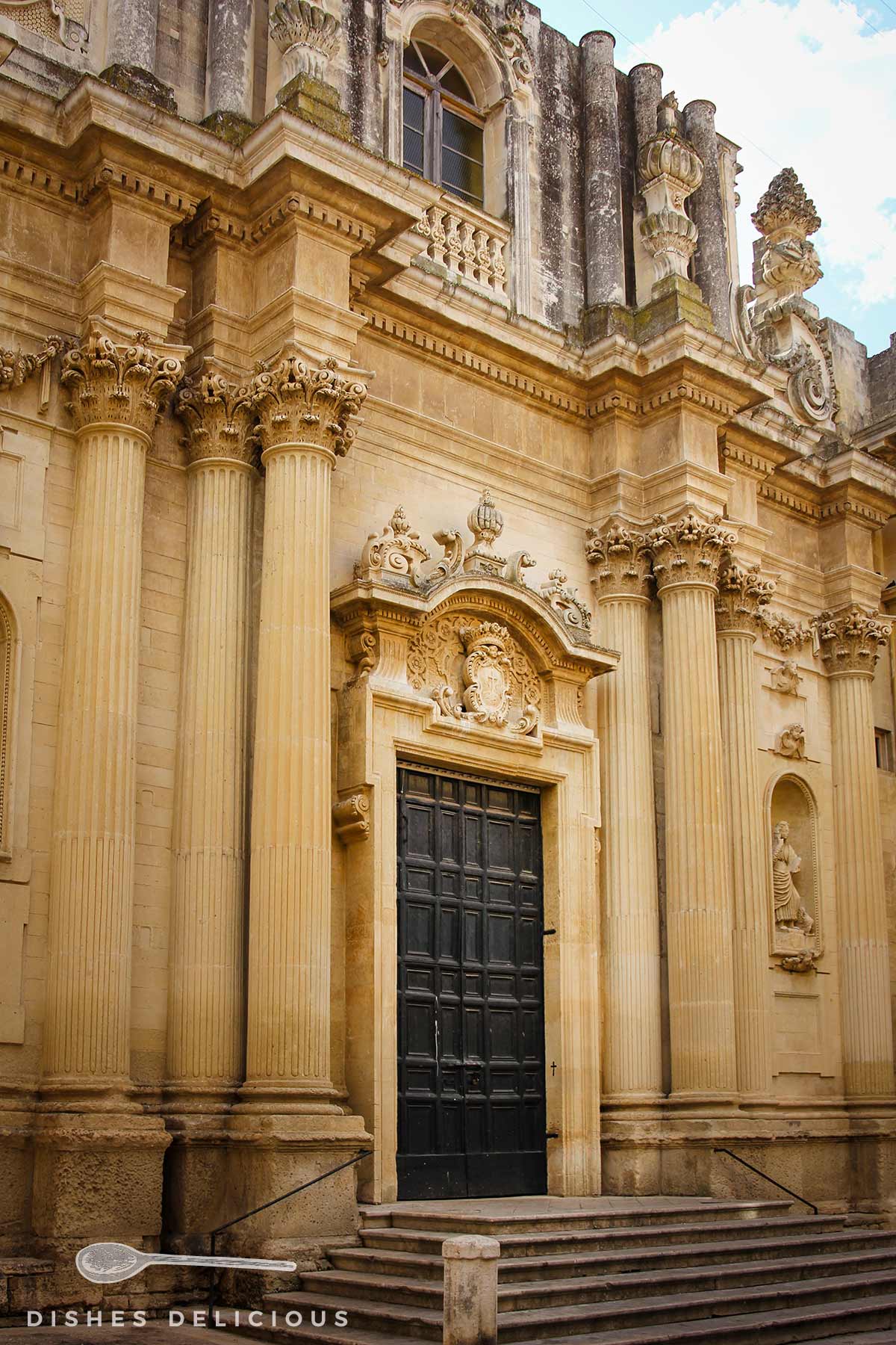 Säulengesäumtes Eingangsportal der Chiesa di Santa Teresa.