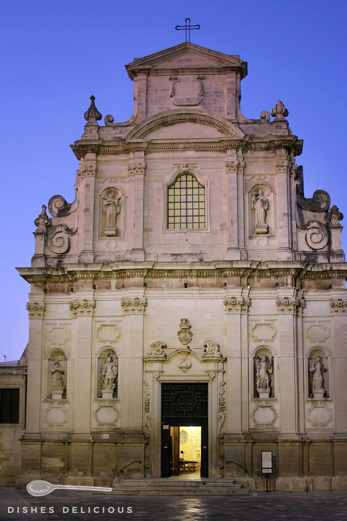 Kirche Santa Maria della Provvidenza am Abend.