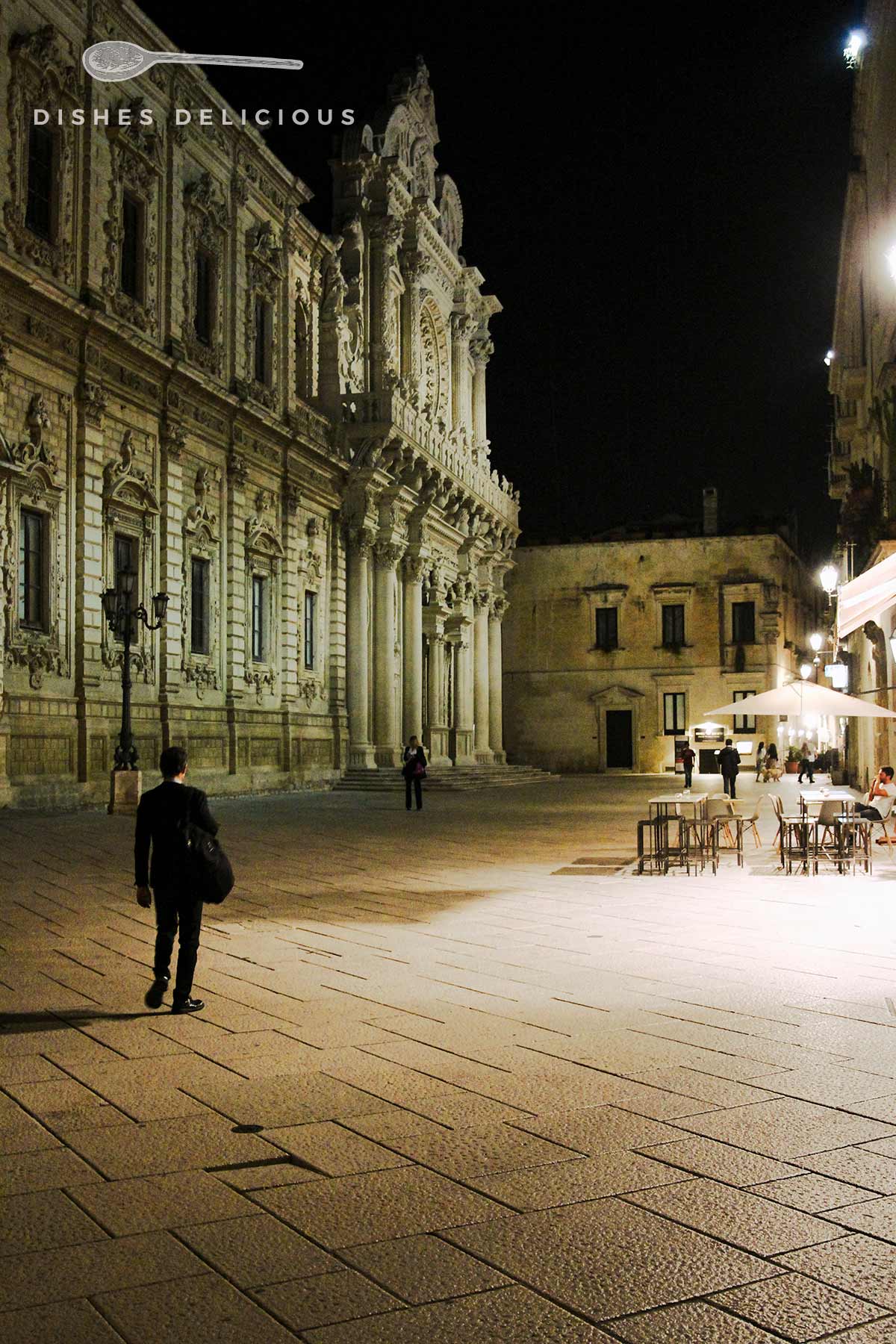 Ein Mann geht abends an der Basilica Santa Croce spazieren.