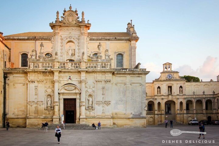Barockverzierter Seiteneingang der Kathedrale von Lecce am Domplatz.