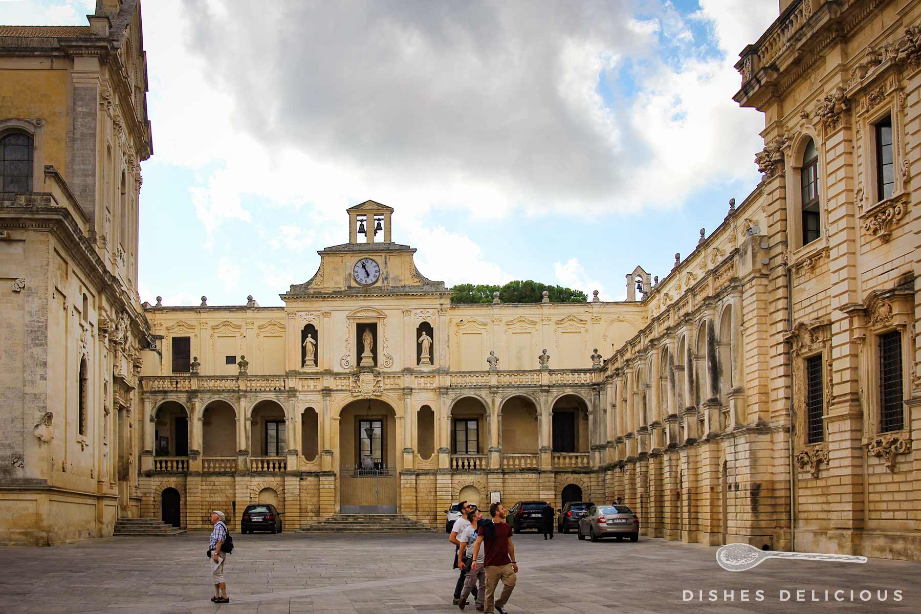 Bischofspalast und Museum in Lecce, Touristen bestaunen die Gebäude.