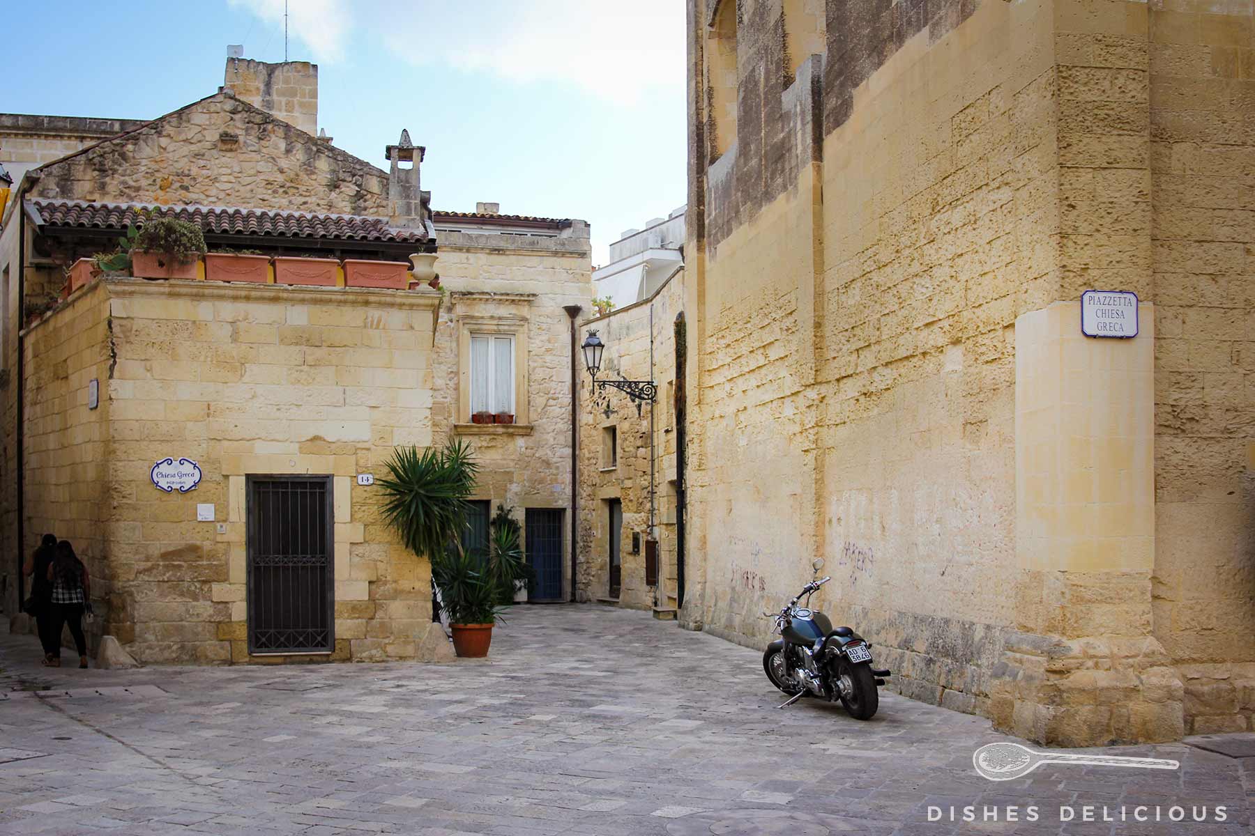Die kleine Piazzetta Chiesa Greca, an der ein Motorrad geparkt ist.