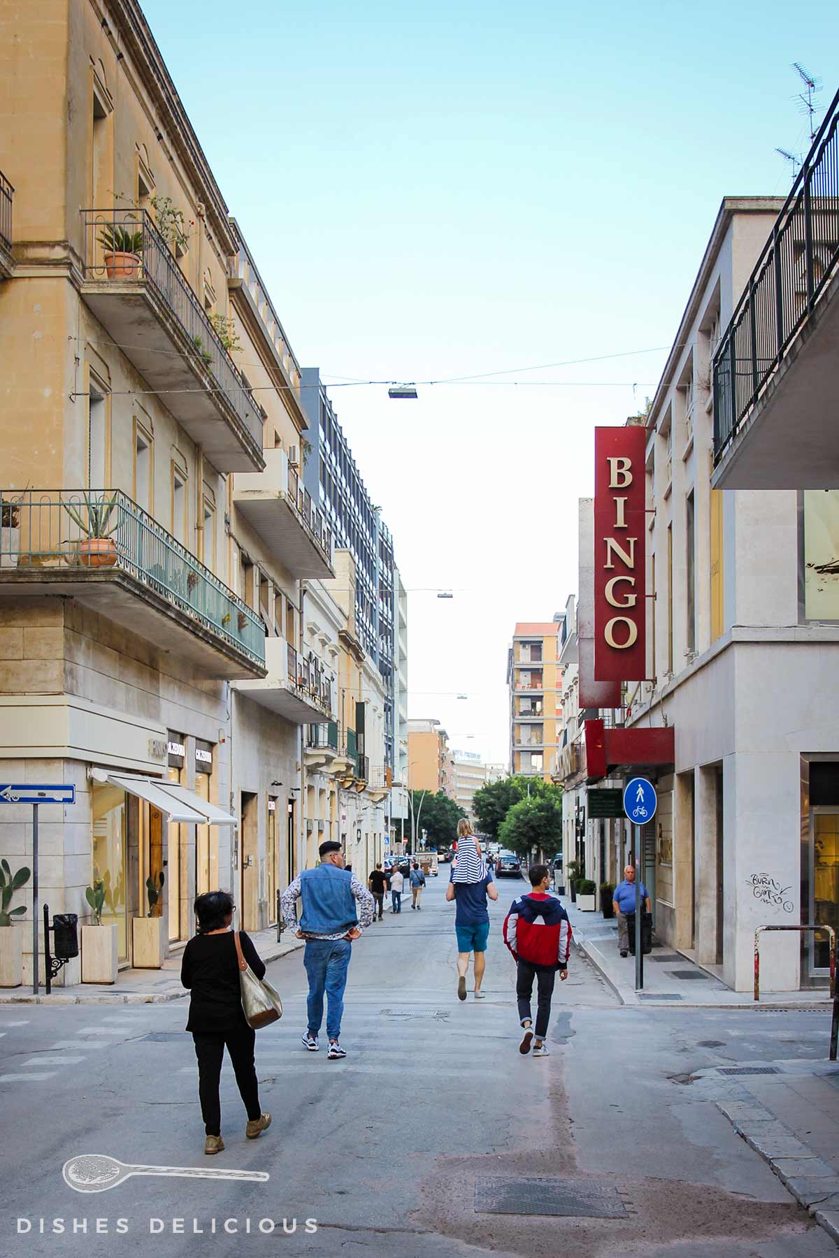 Menschen flanieren auf Lecces Shopping-Meile.
