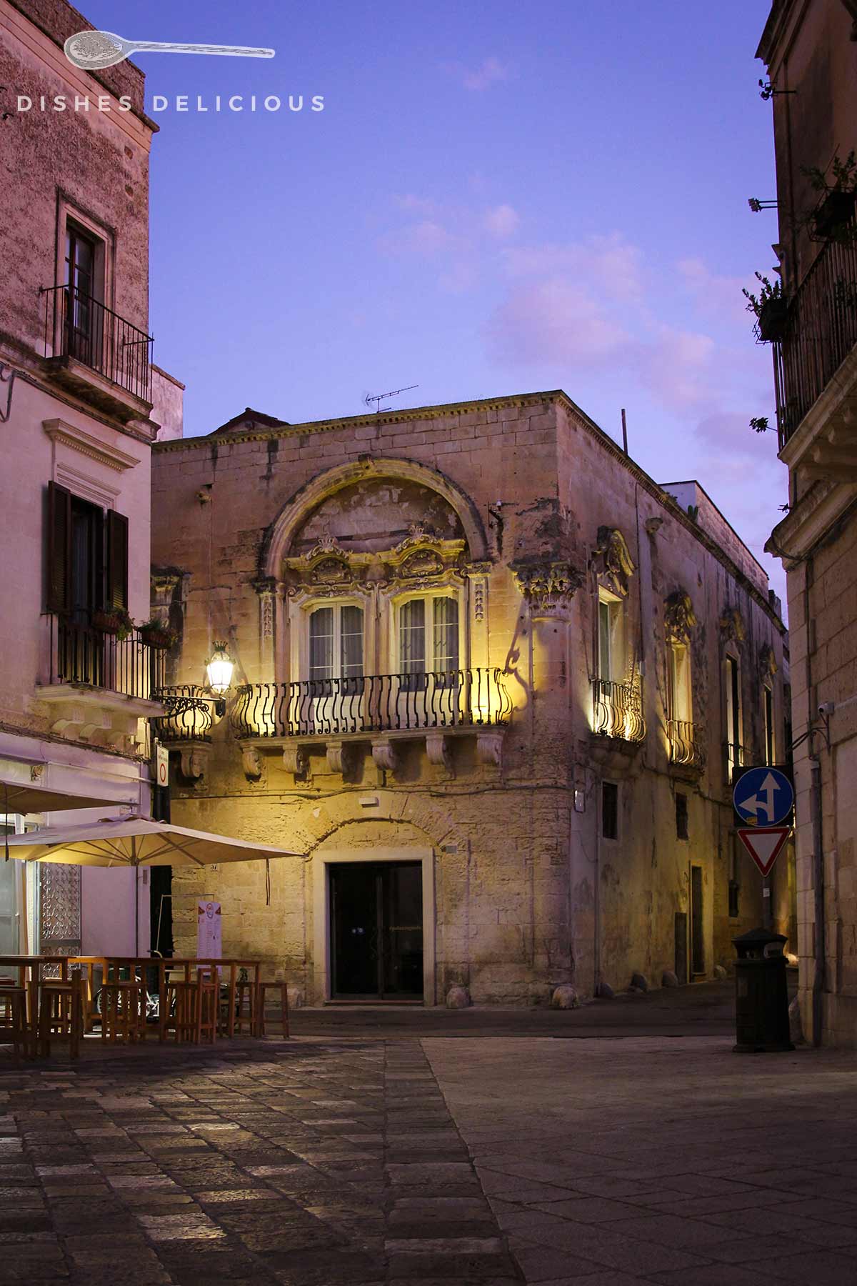 Ein Palazzo in Lecce bei Sonnenaufgang.