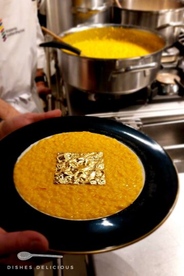 Ein Teller Risotto mit einem Quadrat aus Blattgold in der Mitte.