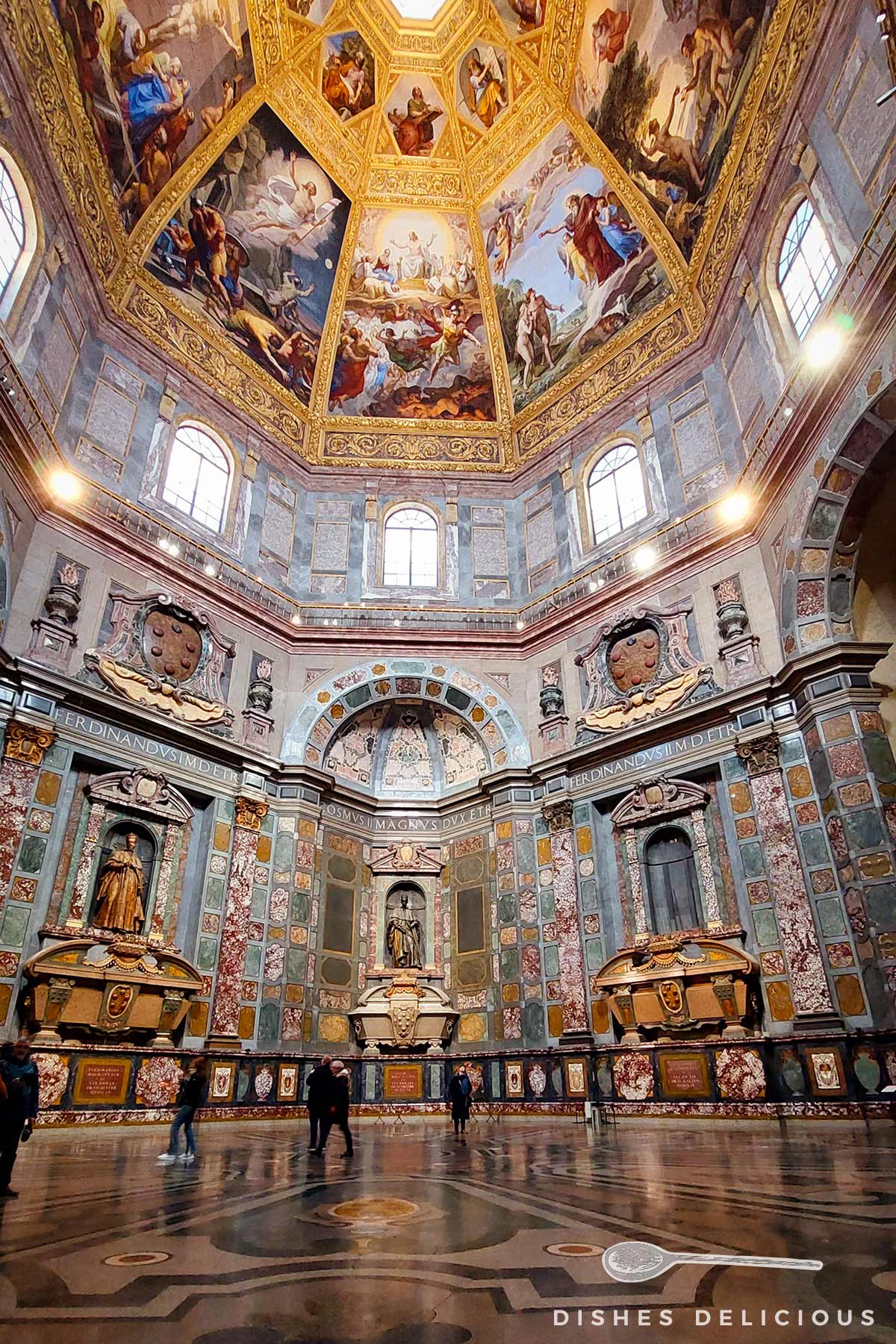 Der mit Marmor verkleidete und prunkvoll gestaltete Innenraum der Medici-Kapelle.